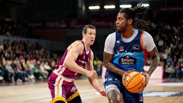El ala pívot estadoundiense del Leyma Coruña Trey Thompkins (d) lanza ante el alero croata del Hiopos Lleida Luka Bozic.