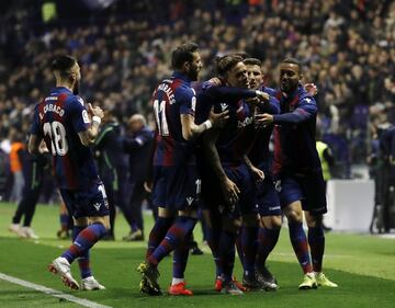 Los jugadores del Levante celebran el 1-1 de Roger al Real Madrid. 