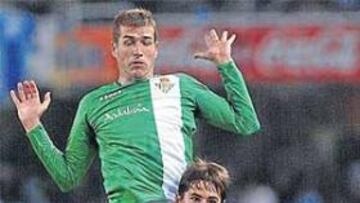 <b>ROMERO EN ACCIÓN. </b>El veterano lateral jerezano disputa un balón con Gari.