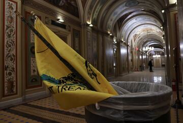 Una bandera de los asaltantes en una papelera del Capitolio.