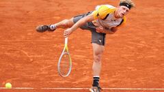 MONTE-CARLO, MONACO - APRIL 16: Alejandro Davidovich Fokina of Spain serves in the quarter final match between Stefanos Tsitsipas of Greece and Alejandro Davidovich Fokina of Spain  during day six of the Rolex Monte-Carlo Masters at Monte-Carlo Country Club on April 16, 2021 in Monte-Carlo, Monaco. (Photo by Alexander Hassenstein/Getty Images)