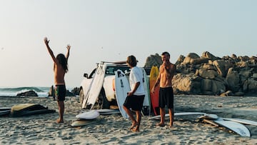 Surfistas de Quiksilver en la playa