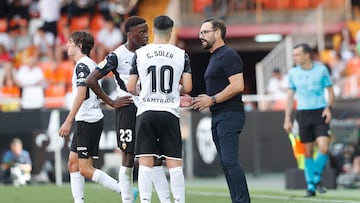 José Bordalás da instrucciones a Ilaix Moriba y Carlos Soler durante un partido del Valencia.