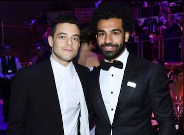 Mohamed Salah posó con Emilia Clarke en una alfombra roja