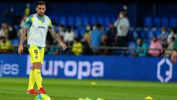 Paco Alc&aacute;cer, durante el calentamiento del partido ante el Elche.