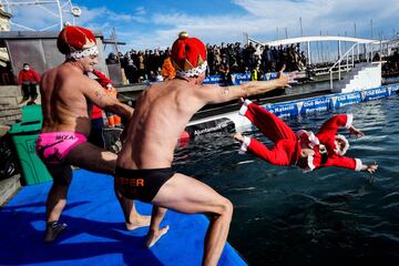 Varios nadadores disfrazados con motivos Navideños participan de la 112 Edición de la Copa Nadal, una de las pruebas de natación mas antiguas de Europa ya que se celebra desde 1907
