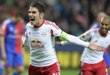 Jonathan Soriano es sinónimo de gol. El delantero, de 35 años, es el máximo goleador de la historia del RB Salzburgo con el que anotó 174 goles en 203 partidos. Soriano también ha jugado en el Barcelona, Albacete, Al-Hillal, Beijing Sinobo Guoan, Espanyol y Girona llegando a un total de 417 partidos.