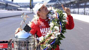 Marcus Ericsson posa como ganador de la Indy 500.