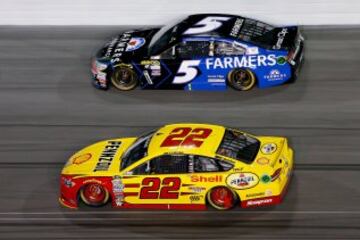 Joey Logano (22) y Kasey Kahne (5).