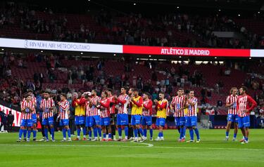 Los jugadores del Atlético de Madrid saludan a los aficionados presentes en el Metropolitano tras finalizar el partido.