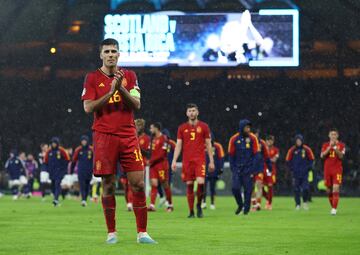 El madrileño fue el primero en ir a a agradecer su presencia a los seguidores españoles en Hampden Park.