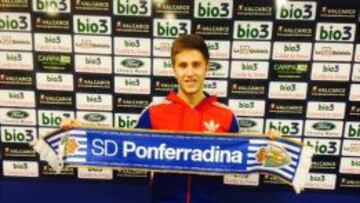 Gaztañaga ya posa con la bufanda de la Ponferradina en su llegada a Ponferrada.