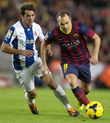 Barcelona-Espanyol. Andrés Iniesta y Víctor Sánchez.