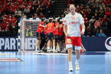 Los jugadores de la selección española celebran la victoria y la clasificación para la final.