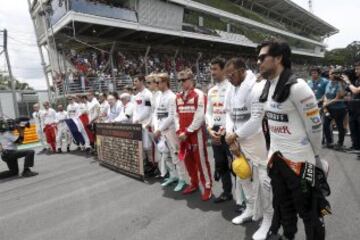 Los pilotos guardan un minuto de silencio por los atentados en París. 