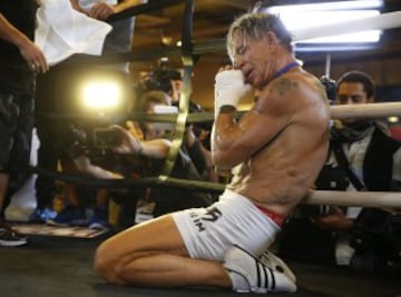 El actor y boxeador estadounidense Mickey Rourke posa durante un entrenamiento en Moscú, Rusia, hoy, miércoles 26 de noviembre de 2014. A sus 62 años, Rourke volverá a subirse a un ring el próximo 28 de noviembre en Moscú para enfrentarse en un combate contra su compatriota Elliot Seymour, de 29 años.