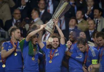 Juan Mata con el trofeo de la Europa League.