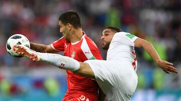 Ricardo Rodriguez con Aleksandar Mitrovic.