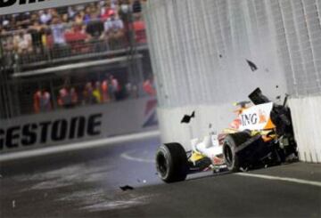 El accidente de Nelsinho Piquet a los mandos de su Renault en el premio de Singapur de 2008 fue impresionante, pero con una trampa detrás. Una maniobra del equipo para beneficiar a Fernando Alonso que al final ganó la carrera gracias al coche de seguridad. Briatore, entonces jefe de Renault acabó expulsado de la Fórmula 1.