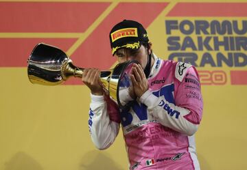 Sergio Pérez dio cátedra en el circuito de Bahrein para adjudicarse su primera victoria en Fórmula 1 y así romper una racha de 50 años sin que un mexicano ganara un GP de la máxima categoría del automovilismo. Gestión de gomas, gran ritmo, buenos rebases combinado con lo mal que lo hizo Mercedes en los boxes provocó que el de Racing Point subiera a lo más alto del podio.