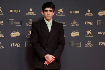 El actor Omar Ayuso posa en la alfombra roja.