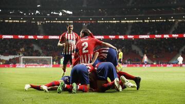 Los jugadores del Atlético abrazan a Correa tras marcar ante el Valencia.