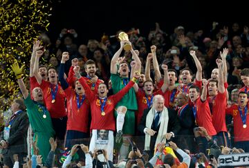 El capit¨¢n Iker Casillas y la selecci¨®n de celebraci¨®n con la copa del mundo.