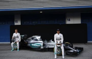Hamilton y Rosberg mostraron el W06 antes de empezar los test, un coche con una pinta tremenda y que amenaza con ser incluso más rápido que en 2014.