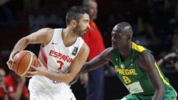  El jugador de la selecci&oacute;n espa&ntilde;ola de baloncesto Juan Carlos Navarro (i) es defendido por Mohamed Diop,