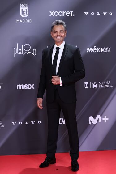 Eugenio Derbez posa en la alfombra roja. 