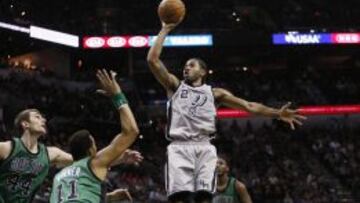 Kawhi Leonard lanza a canasta ante los Boston Celtics.