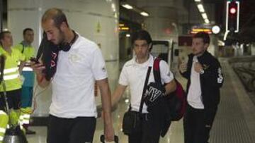 <b>EN AVE. </b>Gálvez, Casado y Tito, a la llegada del Rayo a la estación barcelonesa de Sans ayer por la tarde.