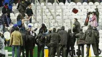 <b>MALA TARDE.</B> Además de la eliminación en la Copa de la UEFA, el Athletic sufrió importantes desperfectos en su estadio.