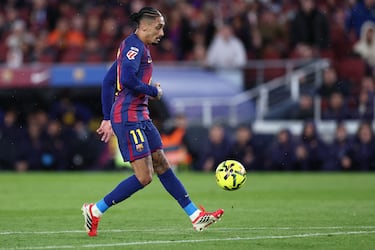 Tremendo el error de Costas, que pierde el balón ante Raphinha y le regala el mano a mano. El brasileño definió de forma exquisita con una vaselina para superar la salida de Aarón Escandell.