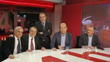 <b>'NACIDOS PARA INCORDIARSE' EN TVE. </b>De izquierda a derecha: Juan Cruz (El País), Alfredo Relaño (AS), Xabier Fortes ('La noche en 24 horas'), Ángel Expósito (ABC Radio) y Eduardo San Martín (ABC).