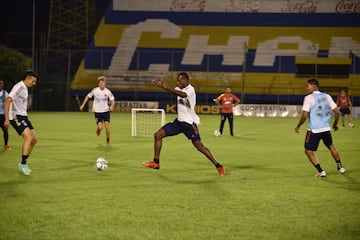 El equipo dirigido por Reinaldo Rueda entrenó en el estadio Feliciano Cáceres en Luque antes de la fecha 10 de las Eliminatorias Sudamericanas