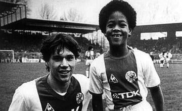 Un joven Kluivert posa con el delantero del Ajax, Marco Van Basten.