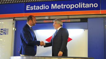GRA121. MADRID, 28/06/2017.- El presdinte del Atlético de Madrid, Enrique Cerezo (d), y el consejero de transportes, vivienda e infraestructuras de la Comunidad de Madrid, Pedro Manuel Rollán Ojeda, se estrechan las manos durante la presentación del cambio de nombre de la estación "Estadio Olímpico" a "Estadio Metropolitano". EFE/Diego Pérez Cabeza
