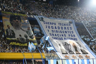Aficionados argentinos exhiben pancartas de Diego Maradona y otra de agradecimiento a la selección nacional durante un partido amistoso de fútbol entre Argentina y Mauritania en el estadio La Bombonera de Buenos Aires.