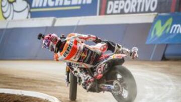 M&aacute;rquez cruzado sobre su Honda de dirt track.