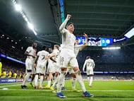 3-0. Federico Valverde celebra el tercer tanto con sus compañeros.