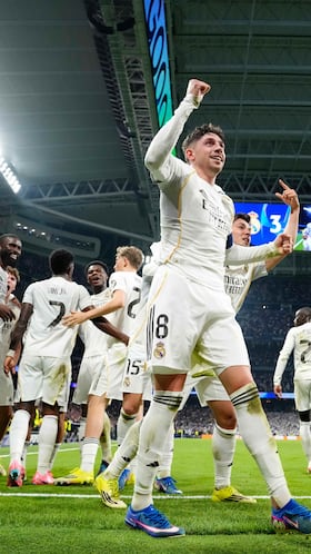 3-0. Federico Valverde celebra el tercer tanto con sus compañeros.