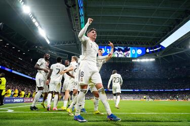 3-0. Federico Valverde celebra el tercer tanto con sus compañeros.
