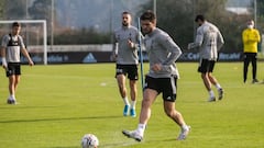 El centrocampista turco Okay Yokuslu golpea el bal&oacute;n durante un entrenamiento del Celta. 