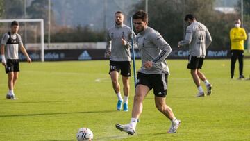 El centrocampista turco Okay Yokuslu golpea el balón durante un entrenamiento del Celta.