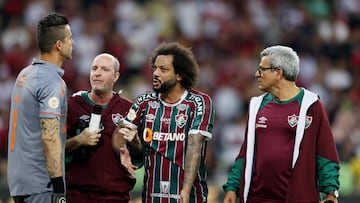 Soccer Football - Brasileiro Championship - Fluminense v Flamengo - Estadio Maracana, Rio de Janeiro, Brazil - July 16, 2023 Fluminense's Marcelo talks to Fabio after sustaining an injury REUTERS/Sergio Moraes