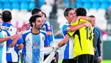 <b>ALEGRÍA. </b>Los jugadores del Hércules celebraron la clasificación sobre la hierba del Mediterráneo.