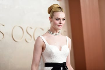 Elle Fanning posa en la alfombra roja del Dolby Theatre.