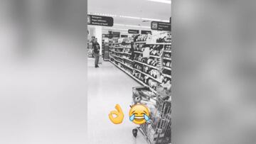 David de Gea hace la compra...¡jugando al basket!