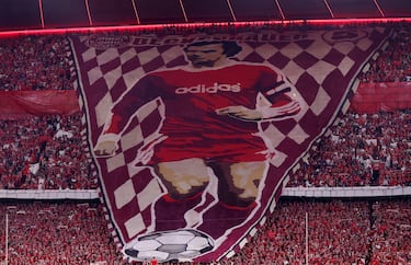 Impresionante tifo de los aficionados del Bayern para homenajear a la mayor leyenda del club y del fútbol alemán, Franz Beckenbauer, fallecido en enero de este año.